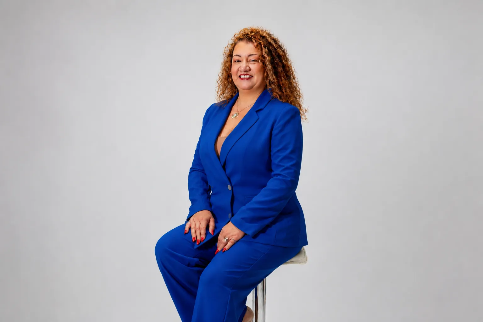 Leticia Centurión con traje azul, representando el programa de Neurociencia Aplicada a los Negocios