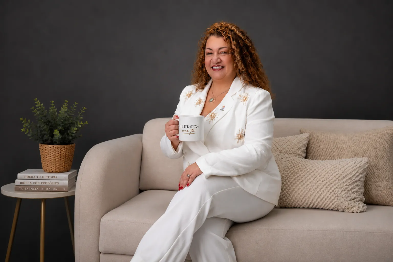 Leticia Centurión, neuroestratega y consultora empresarial, sentada en actitud profesional