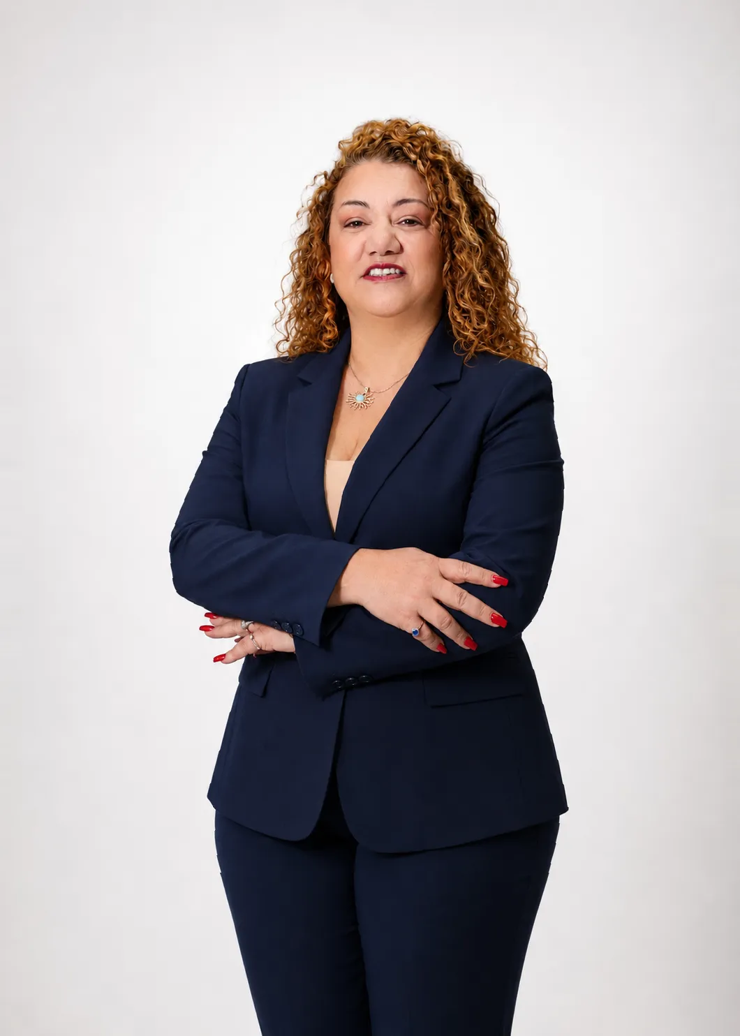 Leticia Centurión con traje azul marino, representando el programa de Estrategia Comercial y Crecimiento