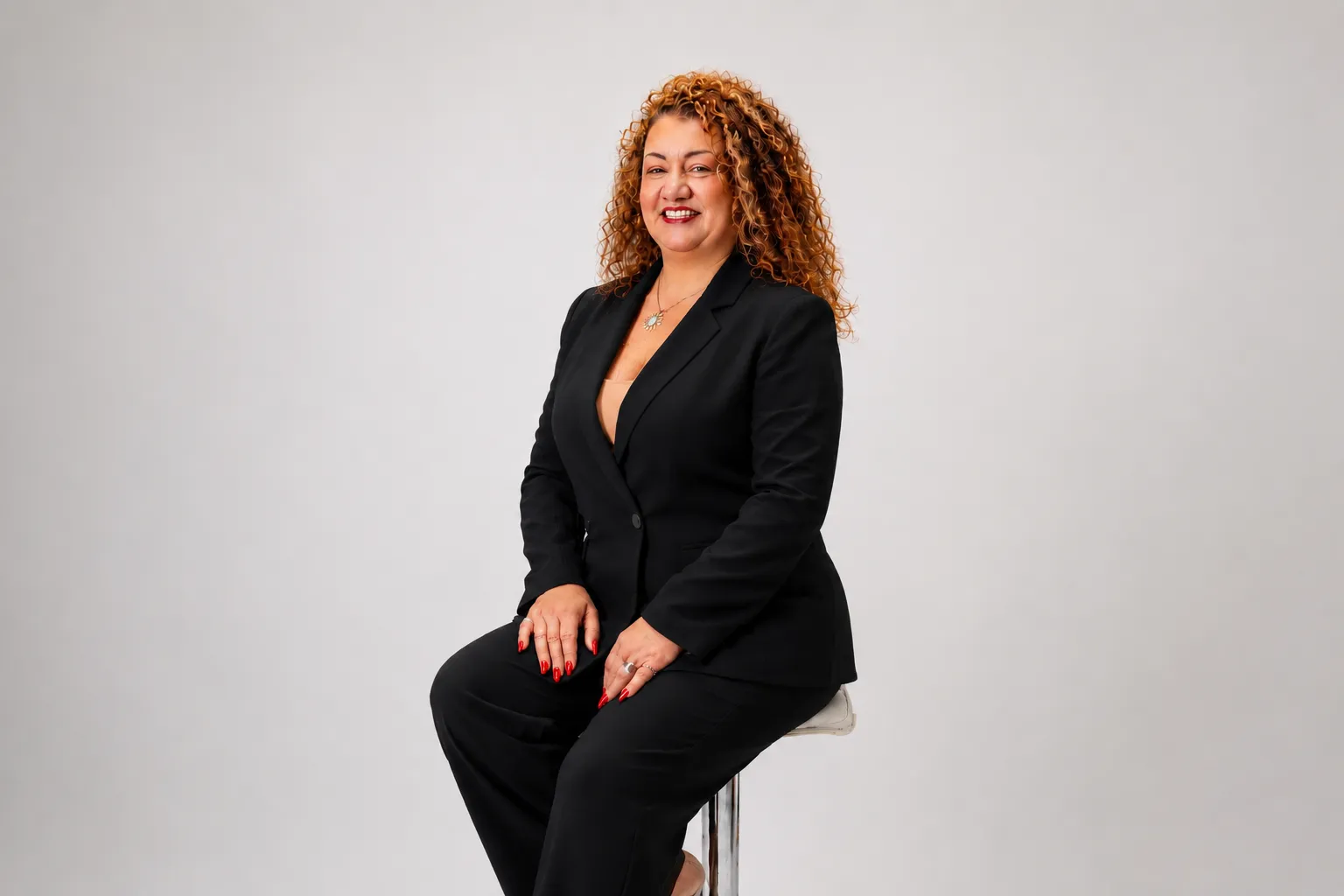 Leticia Centurión sentada, vestida de negro, representando el programa de Liderazgo Estratégico